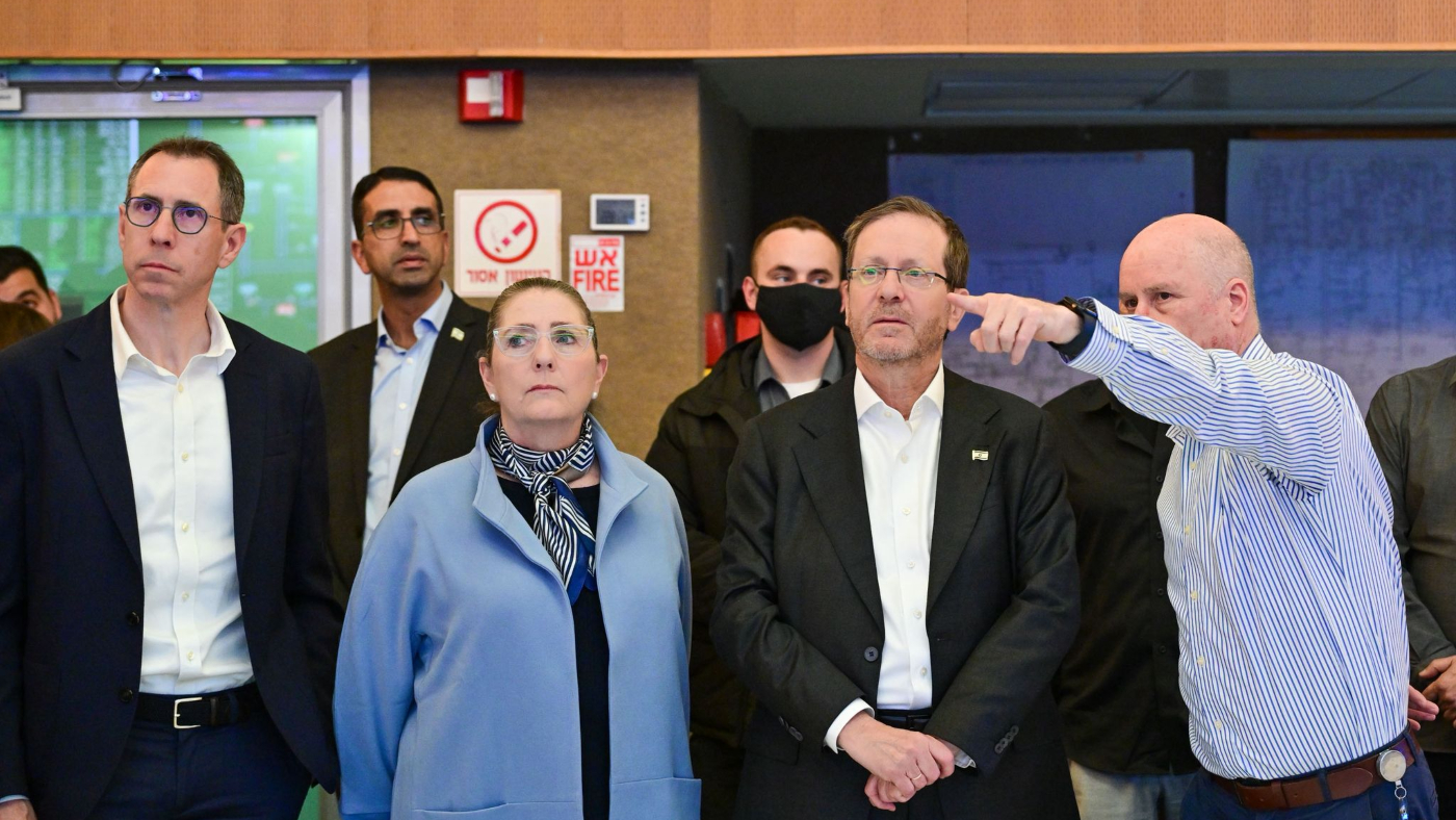 הנשיא הרצוג במטה חברת נגה: "פועלים להבטיח שלכולם יהיה חשמל"